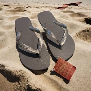 Havaianas Women’s Gray Metallic Strap Flip Flops Sandals Size 11/12